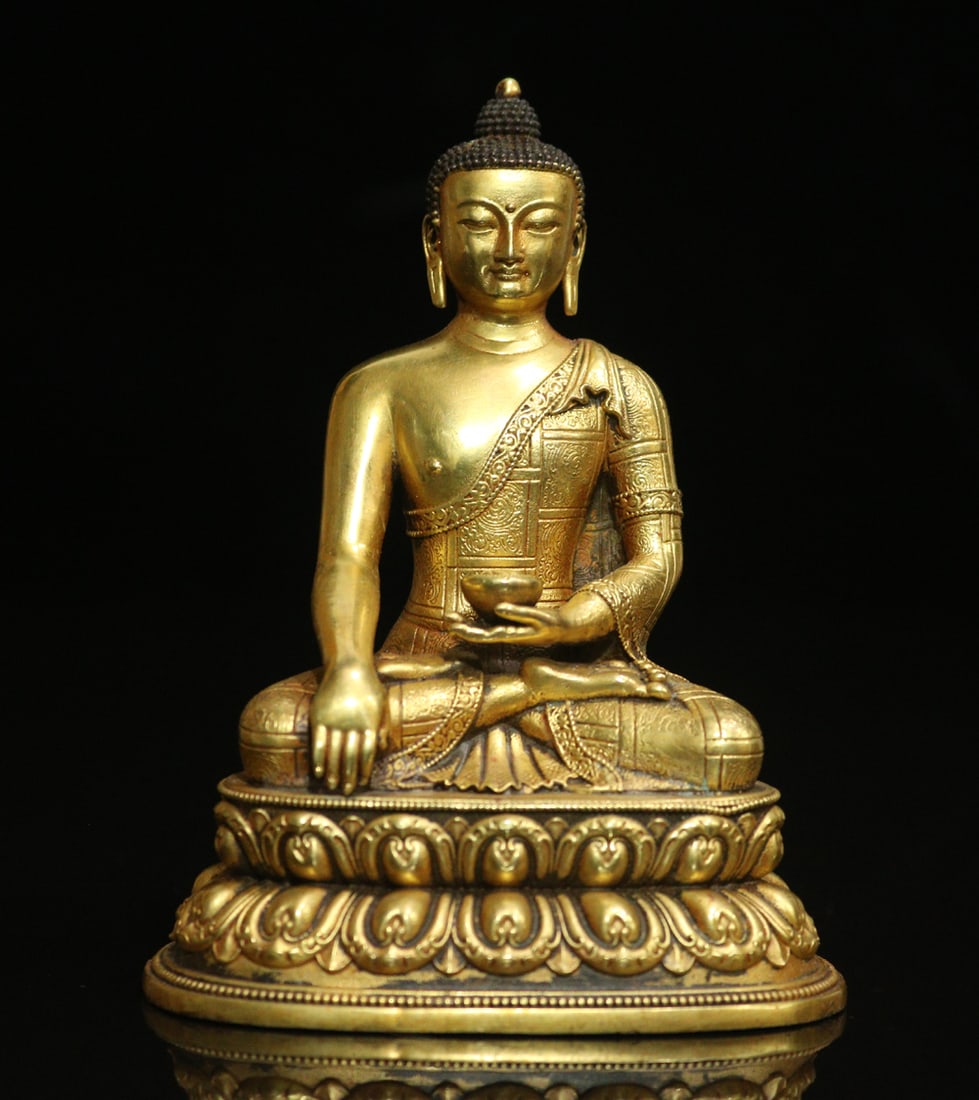 An Exquisite Gilt Bronze Statue of Sakyamuni Ornament: An Exquisite Gilt Bronze Statue of Sakyamuni Ornament Ming Dynasty, China Size:10cmx7.5cm Weight:525g (The Dimensions Of All Batches Are Manually Measured.If You Need More Detailed Information, Please