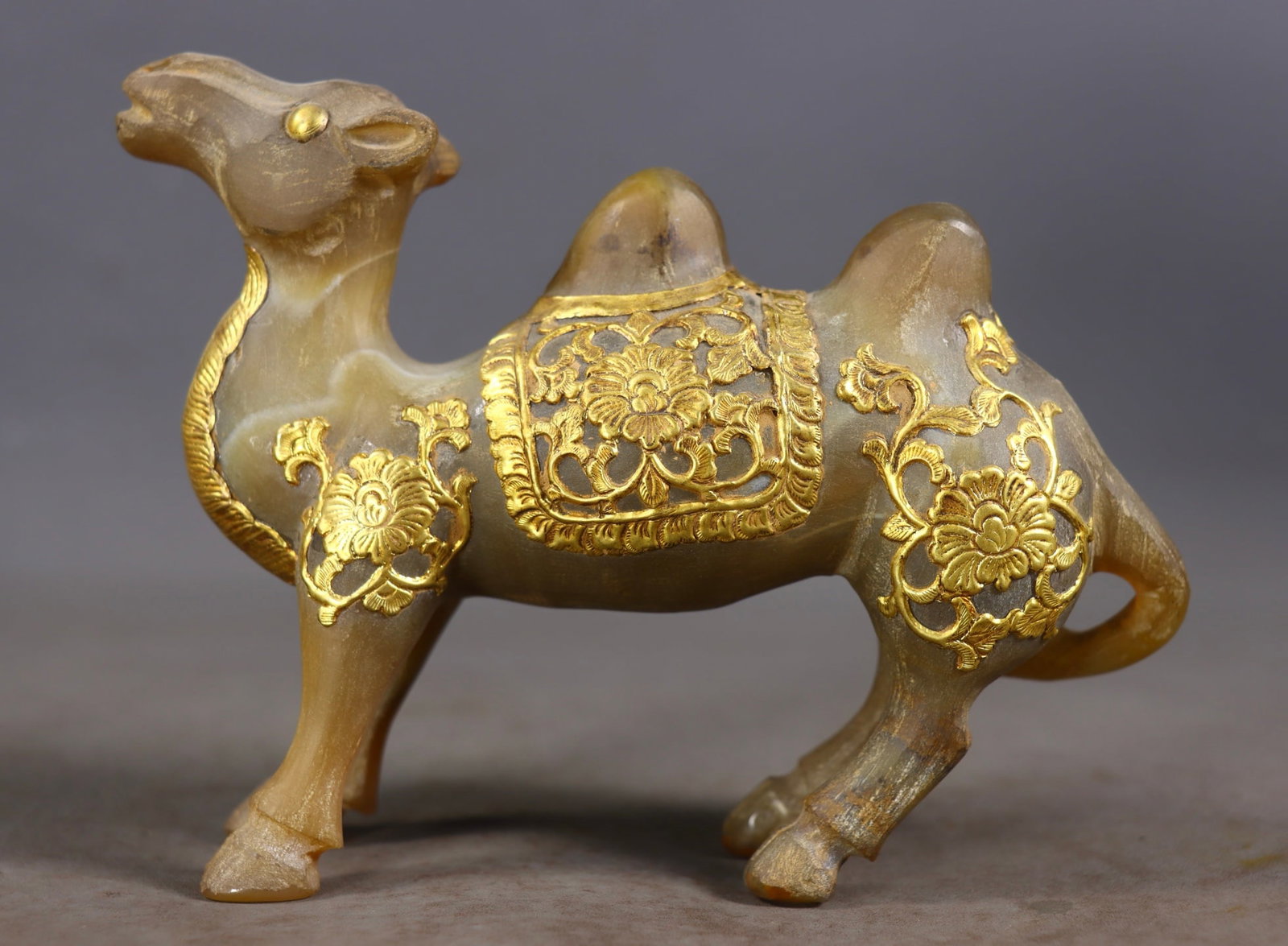 An Exquisite Agate Cover with Gold Camel Ornament: An Exquisite Agate Cover with Gold Camel Ornament Han Dynasty, China Size:11cmx14cmx4cm Weight:416g (The Dimensions Of All Batches Are Manually Measured.If You Need More Detailed Information, Please