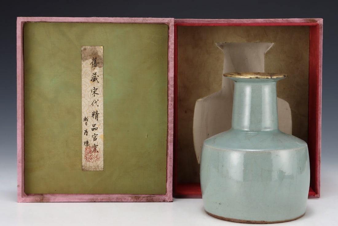An Exquisite Guan yao Vase: An Exquisite Guan yao Vase Song Dynasty, China Size:18cmx14cm (The Dimensions Of All Batches Are Manually Measured.If You Need More Detailed Information, Please Contact Our Customer Service Before