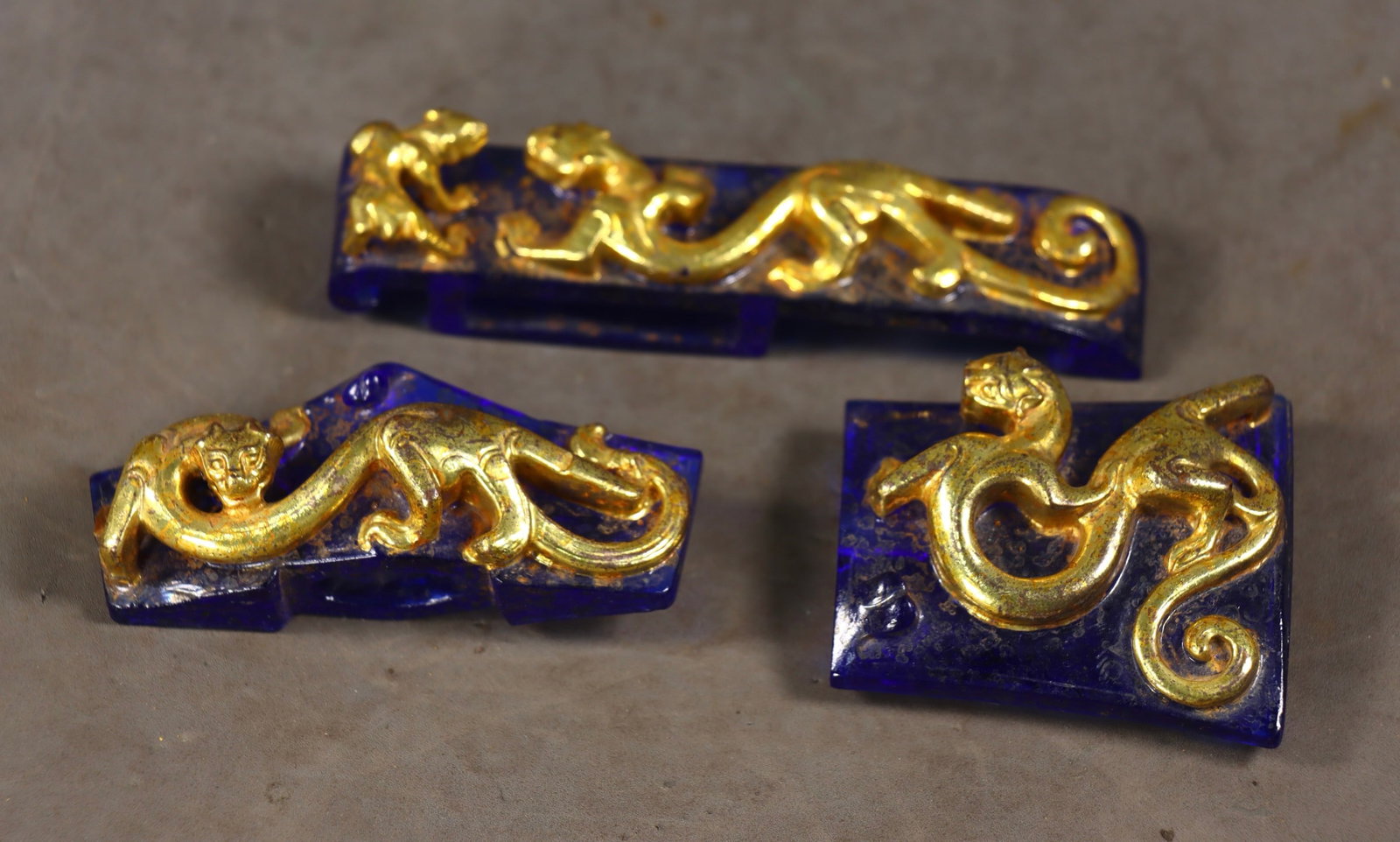 A Set of Fine Glass Cover with Gold Chi-Dragon Pattern Ornament: A Set of Fine Glass Cover with Gold Chi-Dragon Pattern Ornament Qing Dynasty, China Size:2.5cmx10cmx2cm Size:2.5cmx5.5cmx5cm Weight:288g (The Dimensions Of All Batches Are Manually Measured.If You Nee