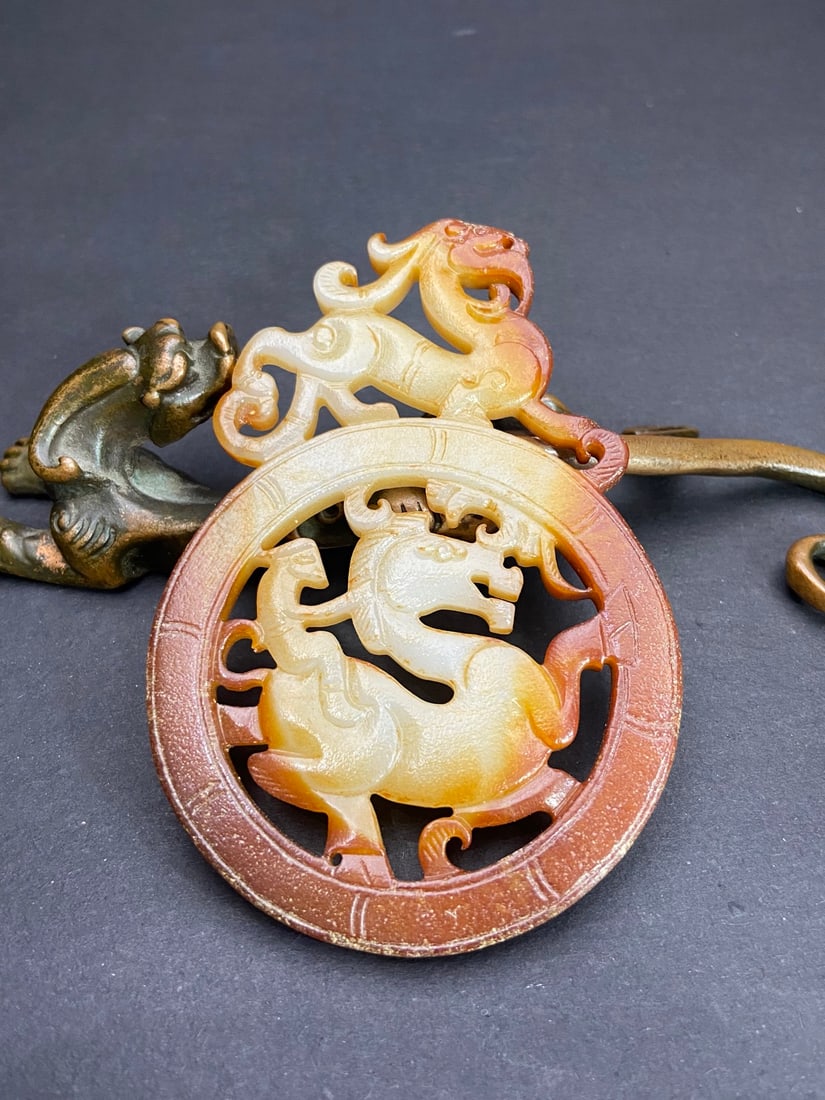 An Exquisite White Jade Horse Pattern Dragon Pattern Ornament: An Exquisite White Jade Horse Pattern Dragon Pattern Ornament Han Dynasty, China Size:9.18cmx6.24cmx0.5cm Weight:48g (The Dimensions Of All Batches Are Manually Measured.If You Need More Detailed Info