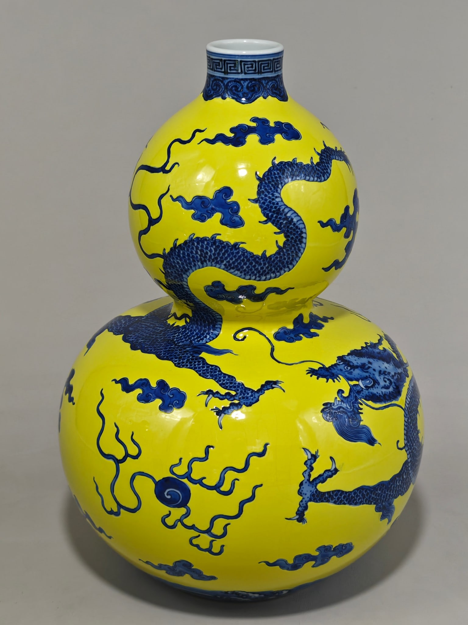 An Exquisite Blue and White Dragon Pattern Seawater Pattern Gourd-Shaped Vase: An Exquisite Blue and White Dragon Pattern Seawater Pattern Gourd-Shaped Vase Qing Dynasty, China Qianlong Six-character Mark Size:31cmx20cm (The Dimensions Of All Batches Are Manually Measured.If You