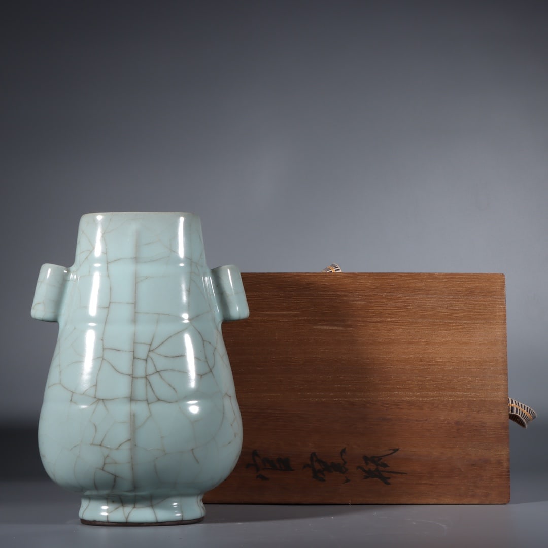 An Exquisite Guan yao Celadon Glazed Double-Ears Vase: An Exquisite Guan yao Celadon Glazed Double-Ears Vase Song Dynasty, China Size:22.3cmx15.5cm (The Dimensions Of All Batches Are Manually Measured.If You Need More Detailed Information, Please Contact 