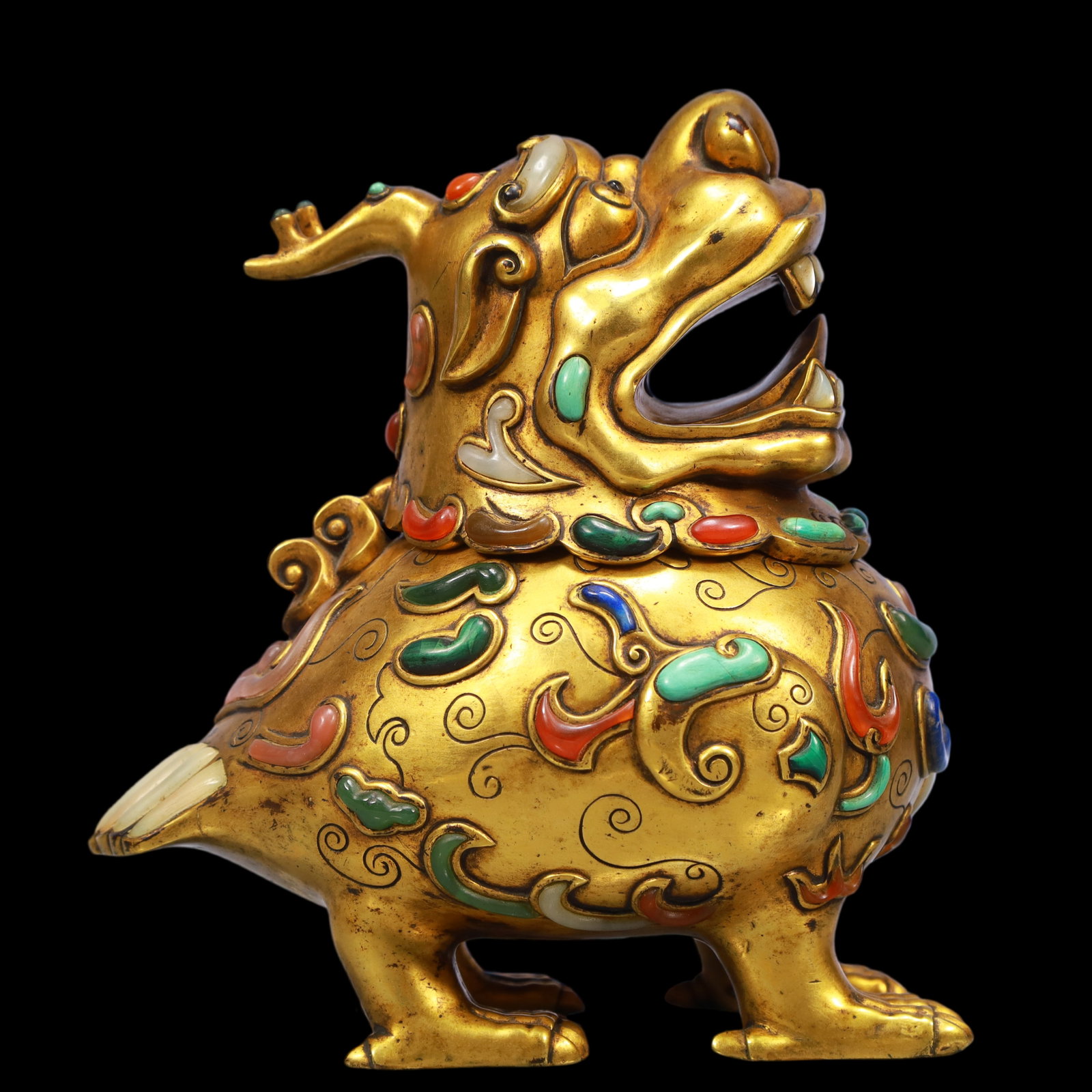 An Exquisite Gilt Bronze Inlaid Gems Auspicious Beast Censer: An Exquisite Gilt Bronze Inlaid Gems Auspicious Beast Censer Qing Dynasty, China Yongle Four-character Mark Size:17cmx11cmx20cm Weight:3200g (The Dimensions Of All Batches Are Manually Measured.If You