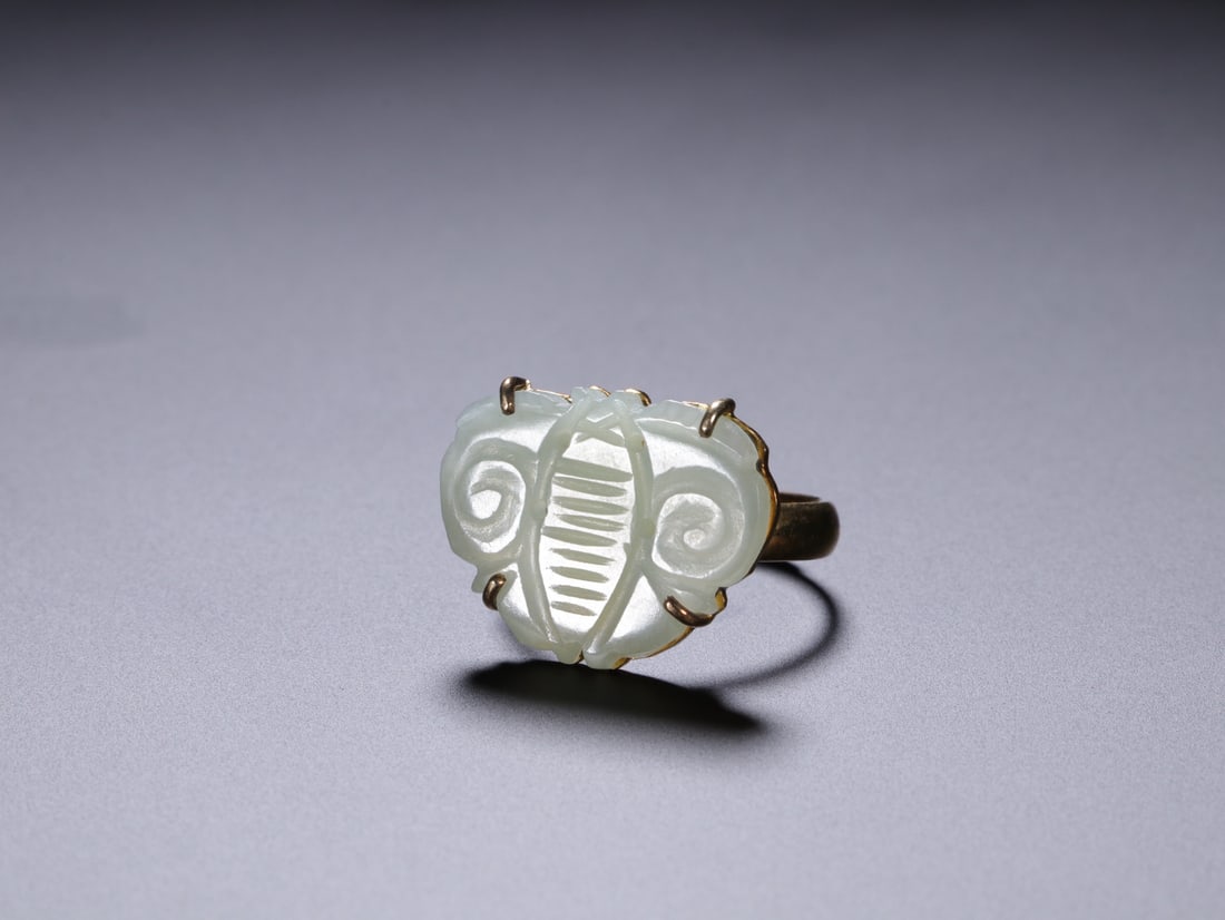 An Exquisite Gilt Bronze Inlaid White Jade Ring: An Exquisite Gilt Bronze Inlaid White Jade Ring Qing Dynasty, China Size:2.4cm (The Dimensions Of All Batches Are Manually Measured.If You Need More Detailed Information, Please Contact Our Customer S