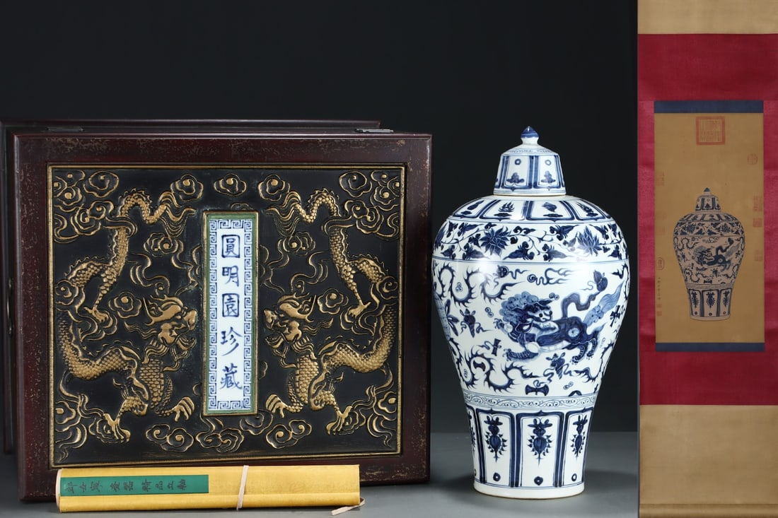 An Exquisite Blue and White Lotus Pattern Lion Pattern Vase: An Exquisite Blue and White Lotus Pattern Lion Pattern Vase Yuan Dynasty, China Without frame Size:61cmx29cm Size:48.5cmx26cm (The Dimensions Of All Batches Are Manually Measured.If You Need More Deta