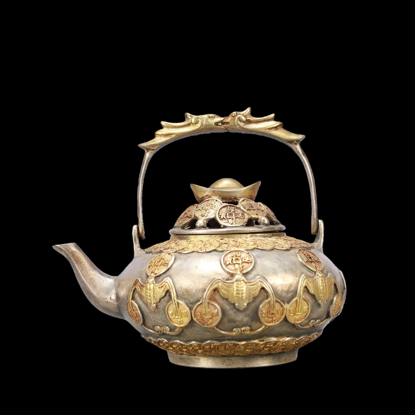 A Exquisite Gilt Silver Bats and Peach Pattern Teapot: A Exquisite Gilt Silver Bats and Peach Pattern Teapot Qing Dynasty, China Qianlong Four-character Mark Size:15.5cmx11cmx13cm Weight:650g (The Dimensions Of All Batches Are Manually Measured.If You Nee