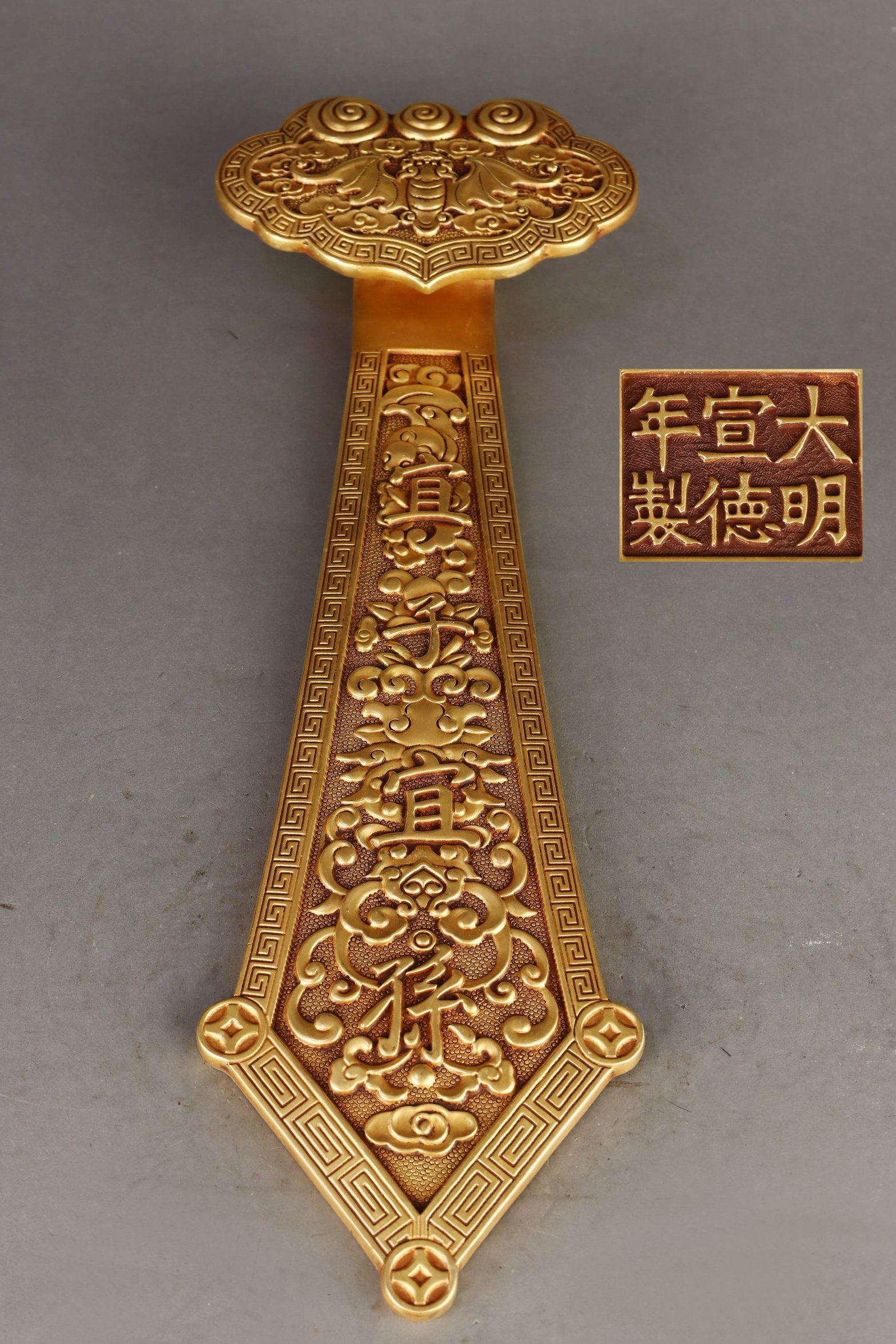 An Exquisite Gilt Bronze Bats Pattern Ruyi Ornament: An Exquisite Gilt Bronze Bats Pattern Ruyi Ornament Ming Dynasty, China Xuande Six-character Mark Size:5cmx46.8cmx16cm Weight:3550g (The Dimensions Of All Batches Are Manually Measured.If You Need Mor