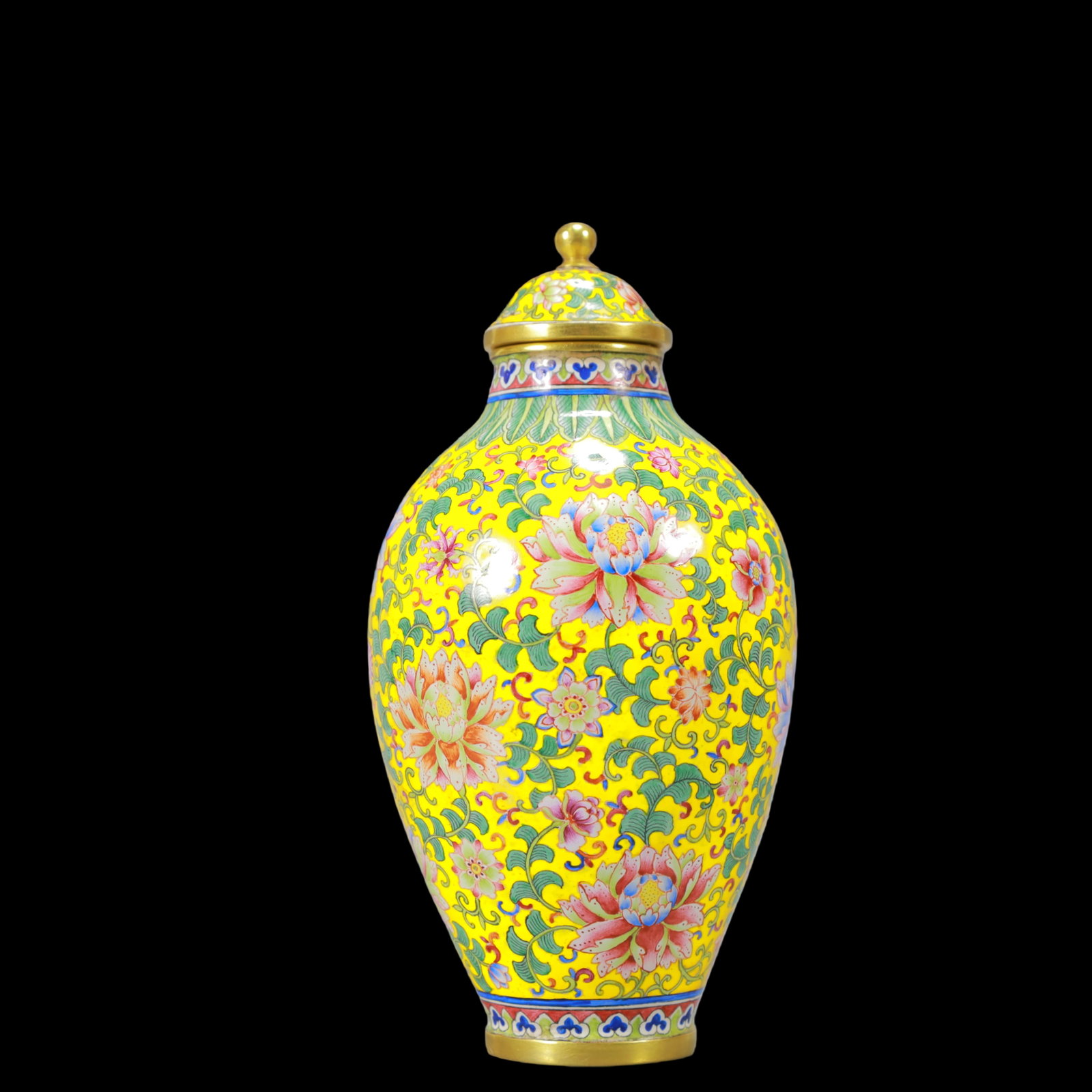A Exquisite Coppery Enamel Lotus Pattern Flower Pattern Vase: A Exquisite Coppery Enamel Lotus Pattern Flower Pattern Vase Qing Dynasty, China Qianlong Four-character Mark Size:7cmx25cm Weight:200g (The Dimensions Of All Batches Are Manually Measured.If You Need