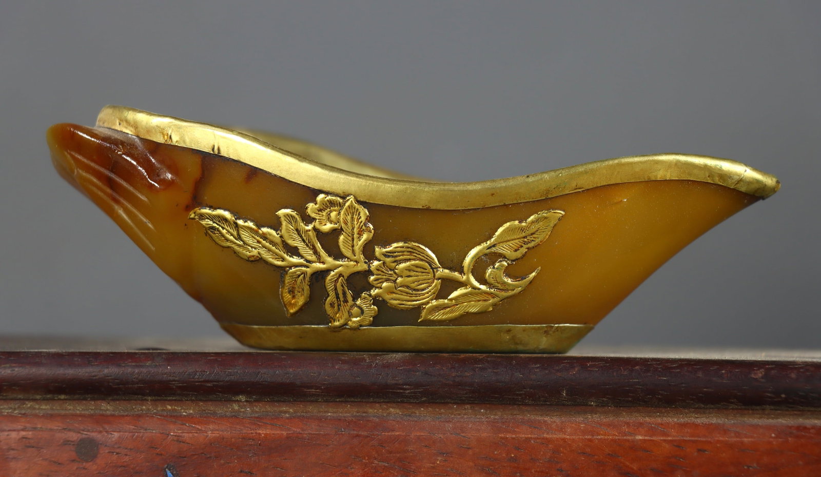 An Exquisite Agate Cover with Gold Flower Pattern Plate: An Exquisite Agate Cover with Gold Flower Pattern Plate Qing Dynasty, China Size:4.5cmx13.5cmx6.5cm Weight:179g (The Dimensions Of All Batches Are Manually Measured.If You Need More Detailed Informati