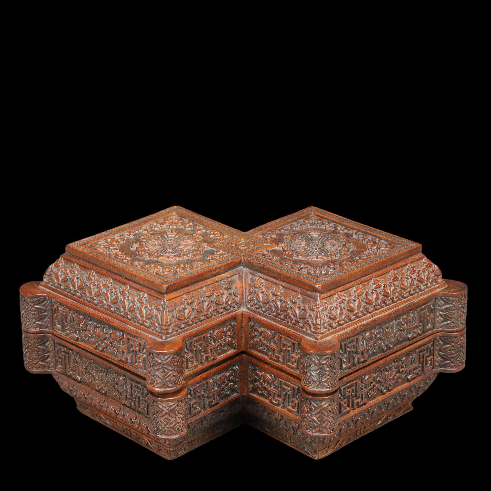 A Exquisite Boxwood Lotus Pattern Box: A Exquisite Boxwood Lotus Pattern Box Qing Dynasty, China Size:29.5cmx19cmx13cm Weight:1050g (The Dimensions Of All Batches Are Manually Measured.If You Need More Detailed Information, Please Contact 