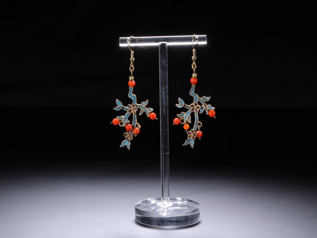An Exquisite Gilt Bronze Inlaid Gems Earrings: An Exquisite Gilt Bronze Inlaid Gems Earrings Qing Dynasty, China Size:6.5cmx2.9cm (The Dimensions Of All Batches Are Manually Measured.If You Need More Detailed Information, Please Contact Our Custom
