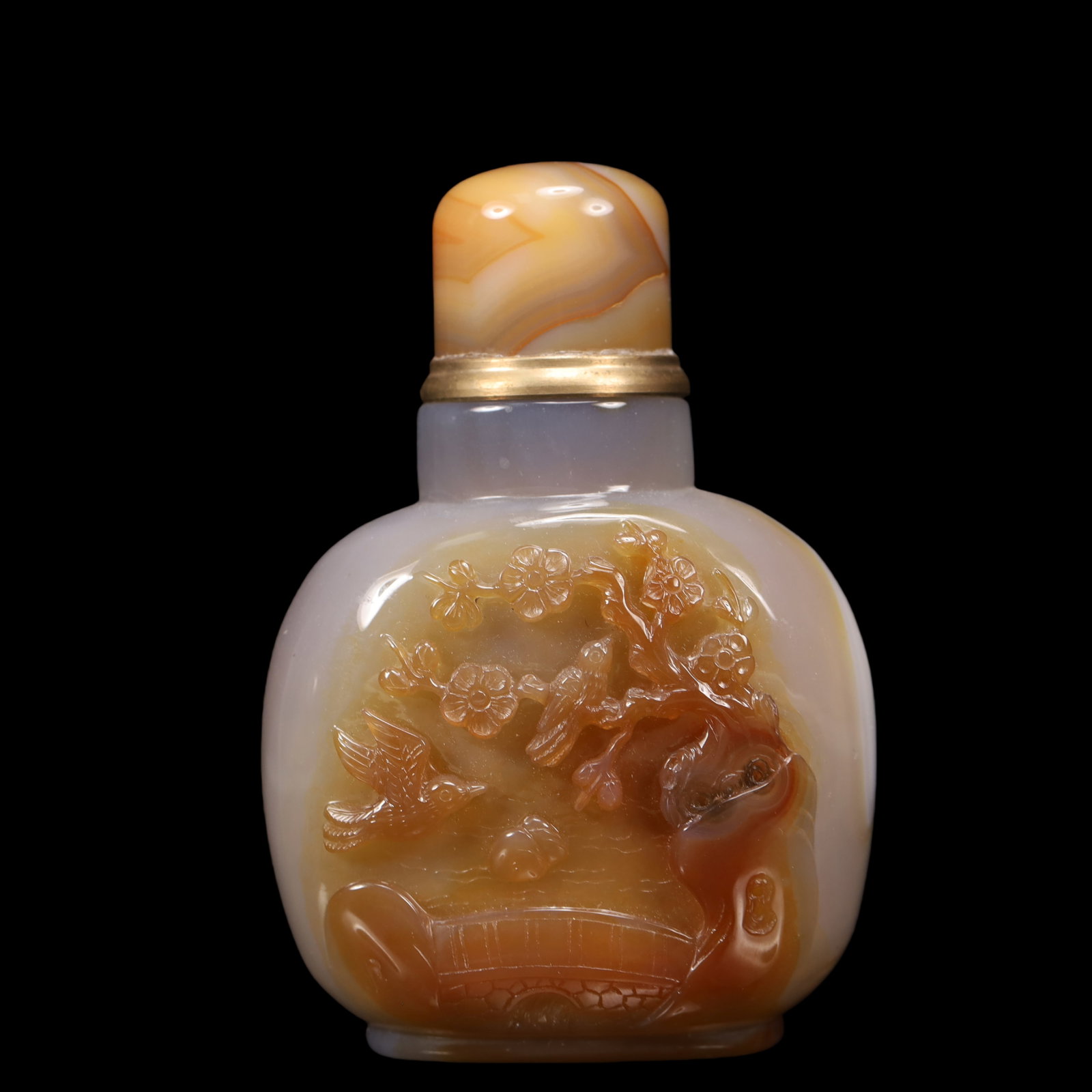 An Exquisite Agate Flower and Bird Pattern Snuff Bottle: An Exquisite Agate Flower and Bird Pattern Snuff Bottle Qing Dynasty, China Size:6cmx3.5cmx8.5cm Weight:114g (The Dimensions Of All Batches Are Manually Measured.If You Need More Detailed Information,