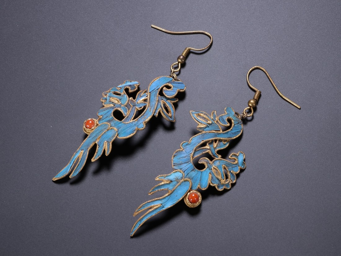 An Exquisite Gilt Bronze Inlaid Gems Earrings: An Exquisite Gilt Bronze Inlaid Gems Earrings Qing Dynasty, China Size:7.4cmx2.5cm (The Dimensions Of All Batches Are Manually Measured.If You Need More Detailed Information, Please Contact Our Custom