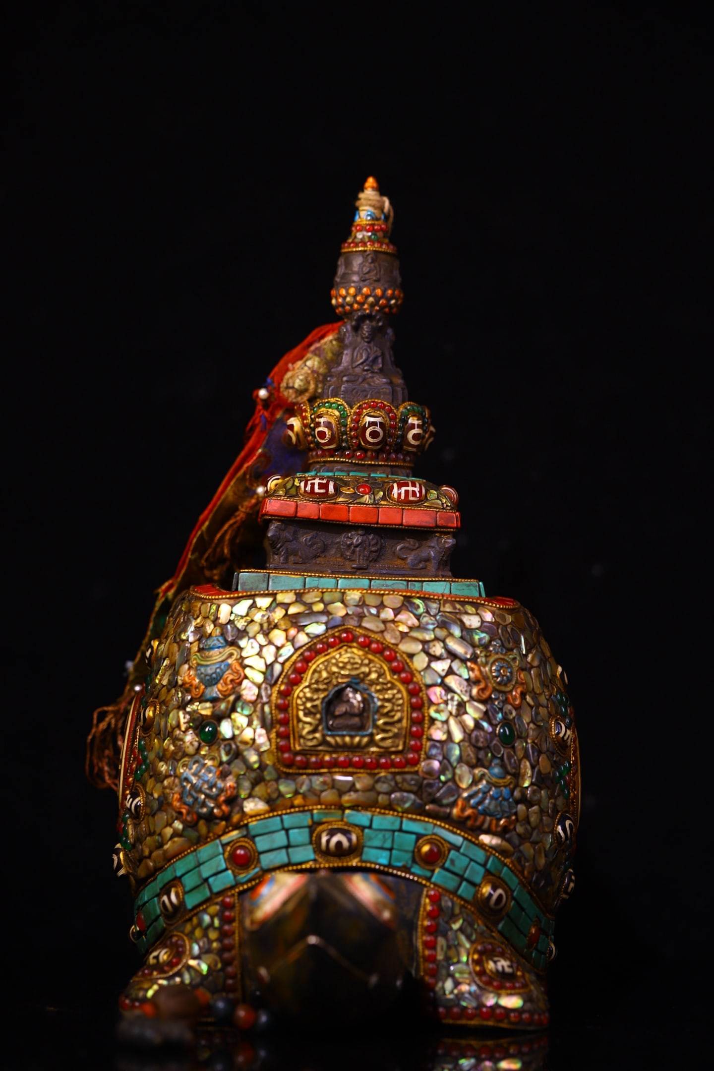 An Exquisite Yun Stone Inlaid Gems Auspicious Beast Ornament: An Exquisite Yun Stone Inlaid Gems Auspicious Beast Ornament Qing Dynasty, China Size:32cmx25cm Size:17cmx9.5cm Weight:9500g (The Dimensions Of All Batches Are Manually Measured.If You Need More Detai
