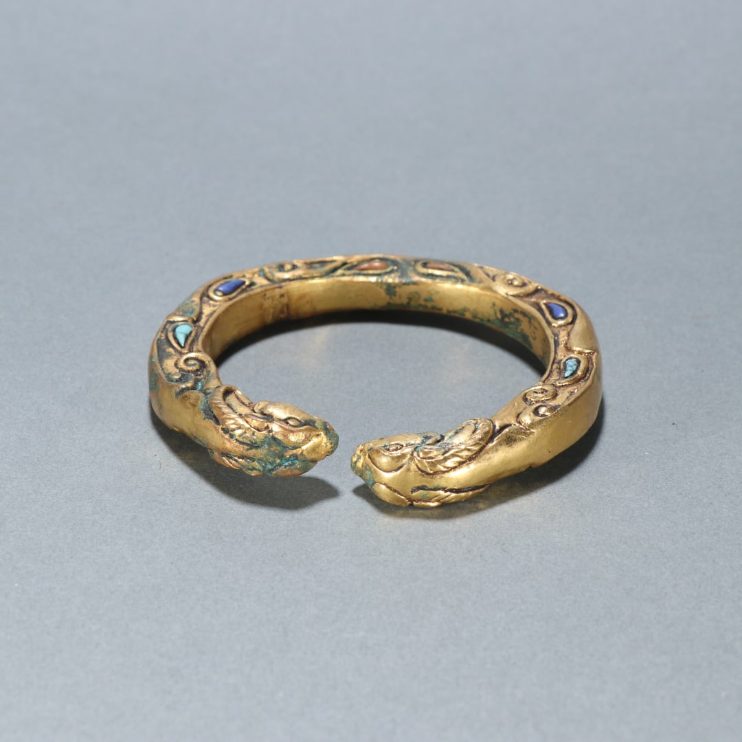 An Exquisite Gilt Bronze Inlaid Gems Bracelets: An Exquisite Gilt Bronze Inlaid Gems Bracelets Qing Dynasty, China Size:(inside diameter)5.5cm Size:1.1cm Weight:140g (The Dimensions Of All Batches Are Manually Measured.If You Need More Detailed Inf