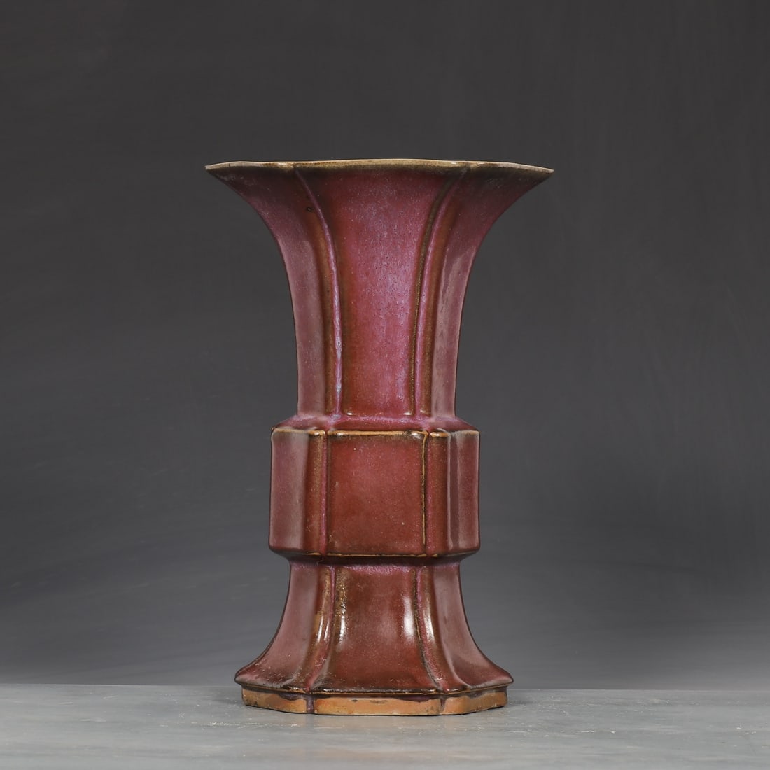 An Exquisite Jun yao Purple Glazed Vase: An Exquisite Jun yao Purple Glazed Vase Song Dynasty, China Size:26.5cmx17.2cm (The Dimensions Of All Batches Are Manually Measured.If You Need More Detailed Information, Please Contact Our Customer S
