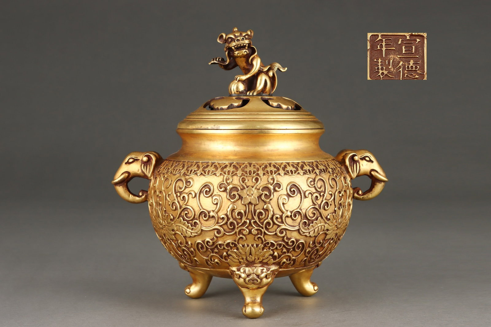 An Exquisite Gilt Bronze Lotus Pattern Phoenix Pattern Double-Ears and Tripod Censer: An Exquisite Gilt Bronze Lotus Pattern Phoenix Pattern Double-Ears and Tripod Censer Ming Dynasty, China Xuande Four-character Mark Size:23.5cmx16cm Weight:3450g (The Dimensions Of All Batches Are Man