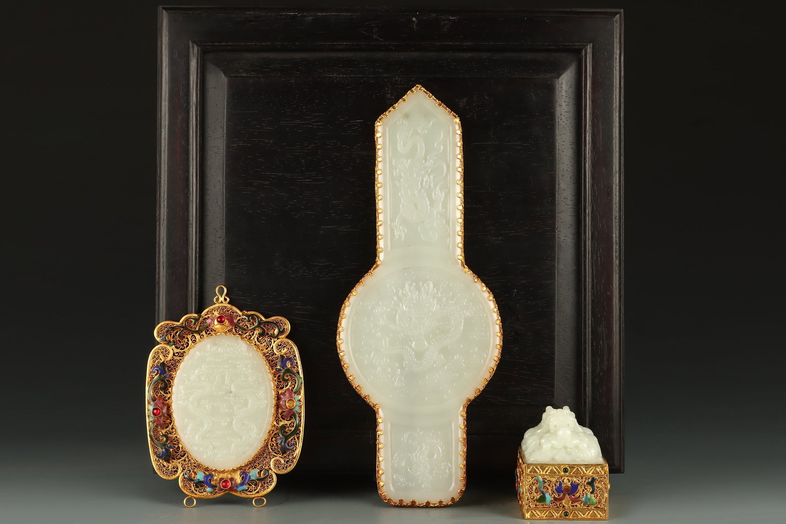 A Set of Fine Gilt Bronze Inlaid White Jade Dragon Pattern with poem Ruyi Seal: A Set of Fine Gilt Bronze Inlaid White Jade Dragon Pattern with poem Ruyi Seal Qing Dynasty, China Size:26cmx10.5cmx1cm Weight:273g Size:13cmx10cm Weight:144g Size:6cmx5cmx7cm Weight:382g (The Dimensi