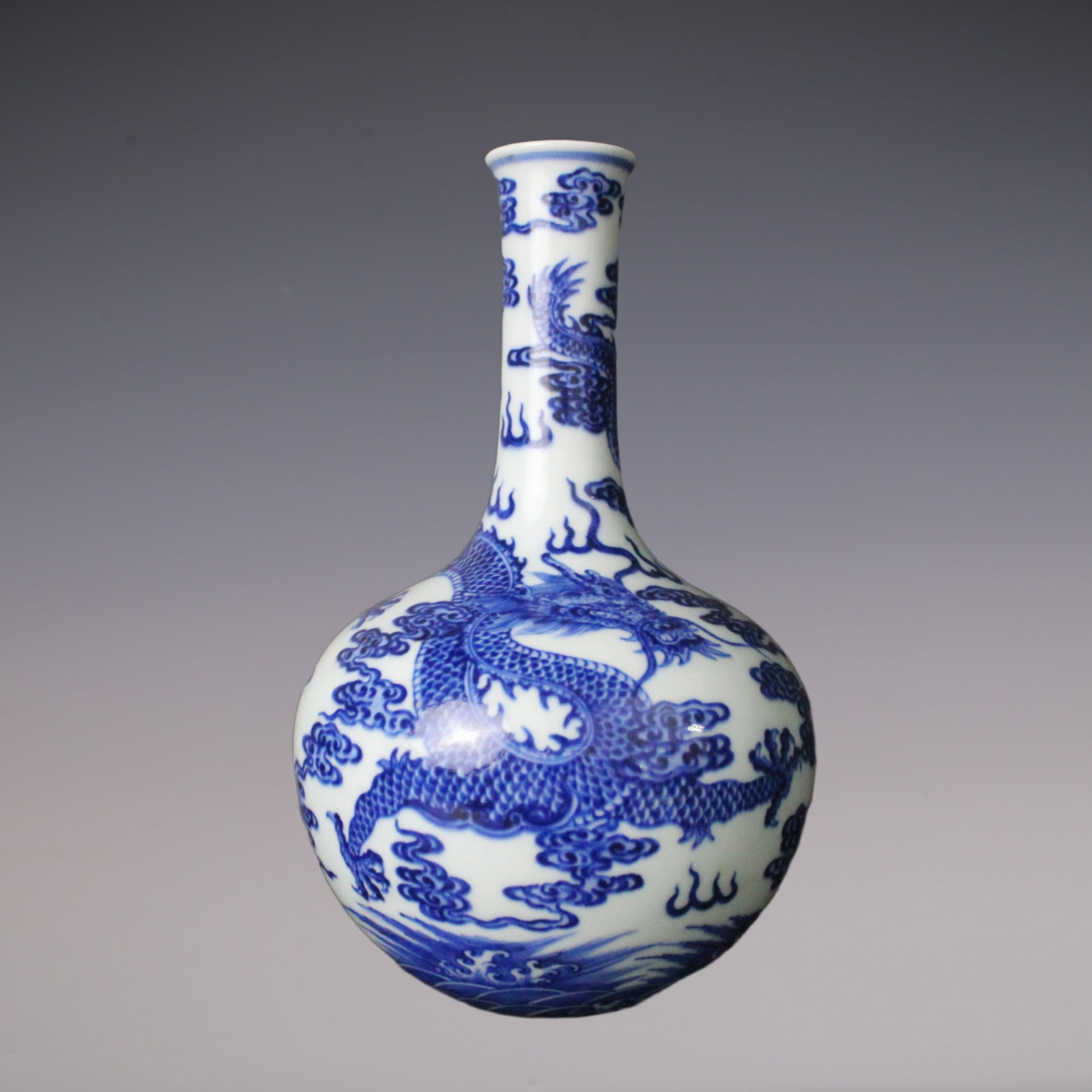 An Exquisite Blue and White Seawater Pattern Dragon Pattern Vase: An Exquisite Blue and White Seawater Pattern Dragon Pattern Vase Qing Dynasty, China Qianlong Six-character Mark Size:24.5cmx7cm (The Dimensions Of All Batches Are Manually Measured.If You Need More D