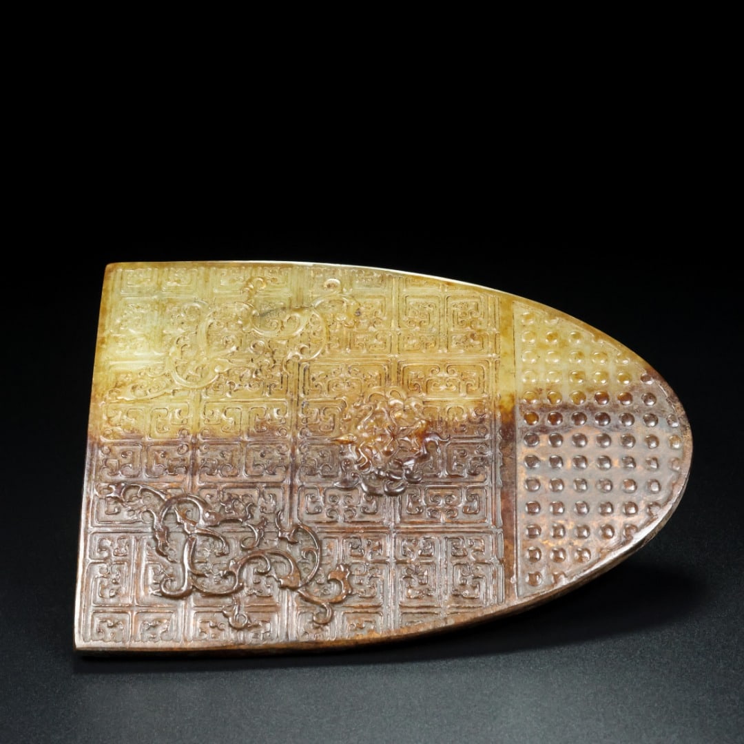 An Exquisite White Jade Phoenix Pattern Shield: An Exquisite White Jade Phoenix Pattern Shield Han Dynasty, China Size:15.9cmx11.1cmx4.8cm Weight:357g (The Dimensions Of All Batches Are Manually Measured.If You Need More Detailed Information, Pleas