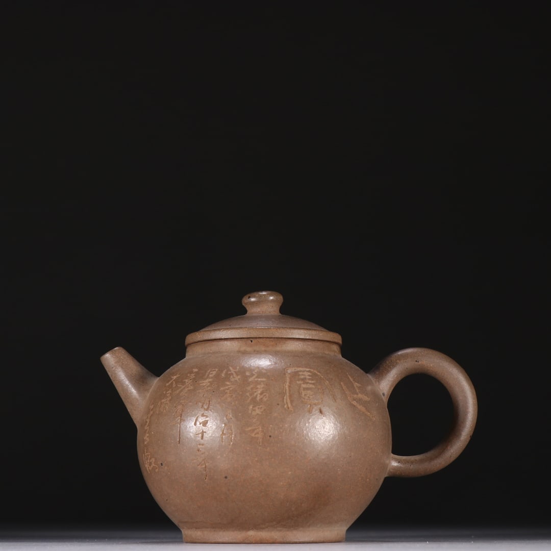 An Exquisite Purple Sands with poem Teapot: An Exquisite Purple Sands with poem Teapot Qing Dynasty, China Size:8cmx11.7cm (The Dimensions Of All Batches Are Manually Measured.If You Need More Detailed Information, Please Contact Our Customer