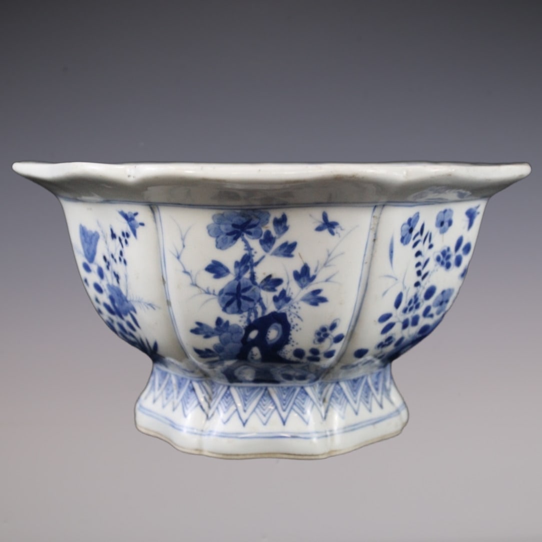 An Exquisite Blue and White Flower and Butterfly Pattern Bowl: An Exquisite Blue and White Flower and Butterfly Pattern Bowl Qing Dynasty, China Kangxi Six-character Mark Size:12.5cmx24.5cm (The Dimensions Of All Batches Are Manually Measured.If You Need More Det