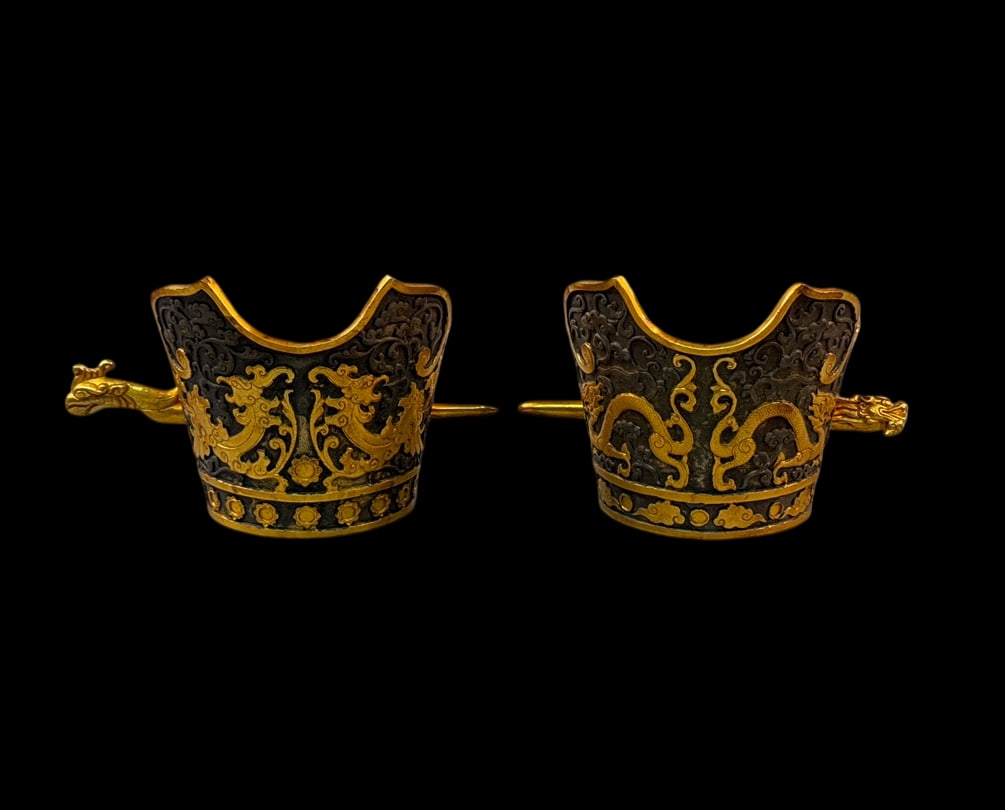 An Exquisite Gilt Bronze Dragon and Phoenix Pattern Hair Band: An Exquisite Gilt Bronze Dragon and Phoenix Pattern Hair Band Qing Dynasty, China Size:9.5cmx16cmx7.6cm Weight:500g Size:9.5cmx14.5cmx7.6cm Weight:520g (The Dimensions Of All Batches Are Manually