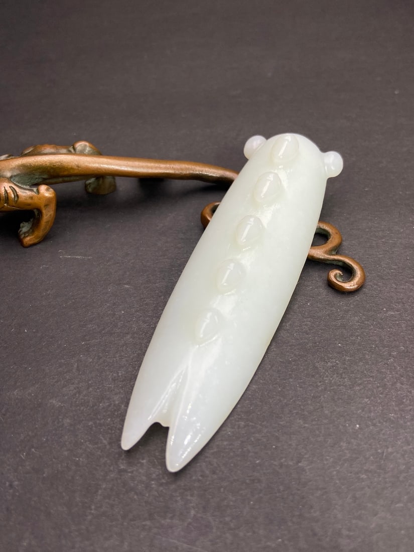 An Exquisite White Jade Cicada Pendant: An Exquisite White Jade Cicada Pendant Han Dynasty, China Size:9.17cmx2.67cmx1.7cm Weight:46g (The Dimensions Of All Batches Are Manually Measured.If You Need More Detailed Information, Please Contact