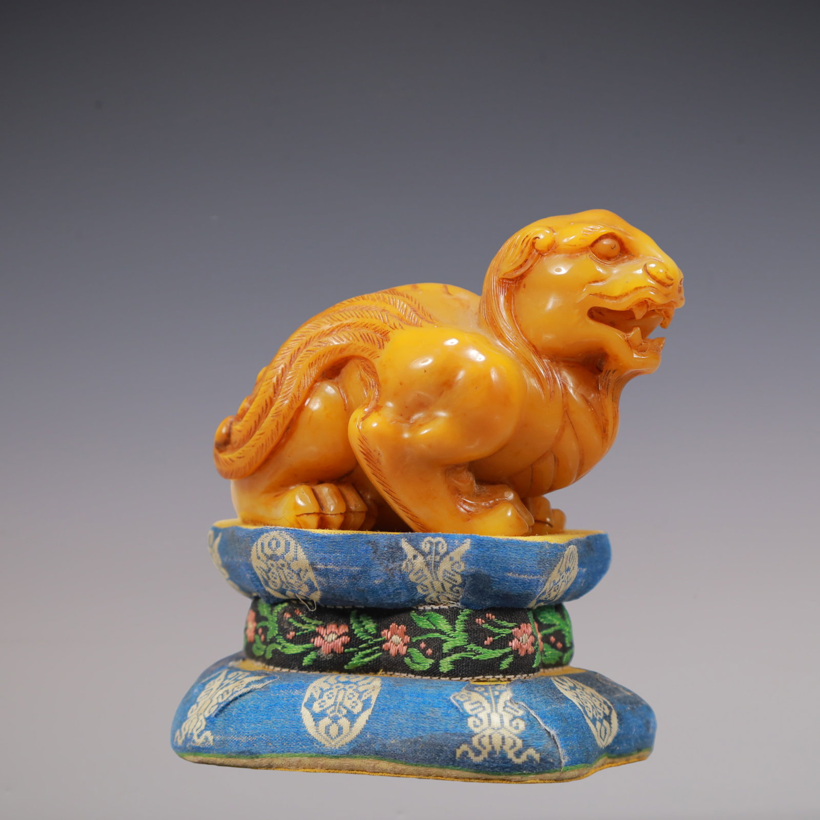 A Exquisite Shoushan Stone Lion Seal: A Exquisite Shoushan Stone Lion Seal Qing Dynasty, China Size:18.5cmx5.3cmx5cm Weight:200g (The Dimensions Of All Batches Are Manually Measured.If You Need More Detailed Information, Please Contact Ou