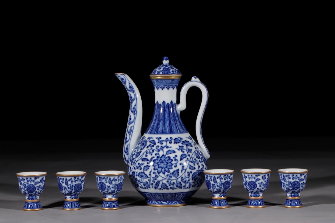 A Set of Fine Blue and White Painted Gold Lotus Pattern Ewer: A Set of Fine Blue and White Painted Gold Lotus Pattern Ewer Qing Dynasty, China Yongzheng Six-character Mark Size:24cmx5cm Size:5.5cmx4.8cm (The Dimensions Of All Batches Are Manually Measured.If You