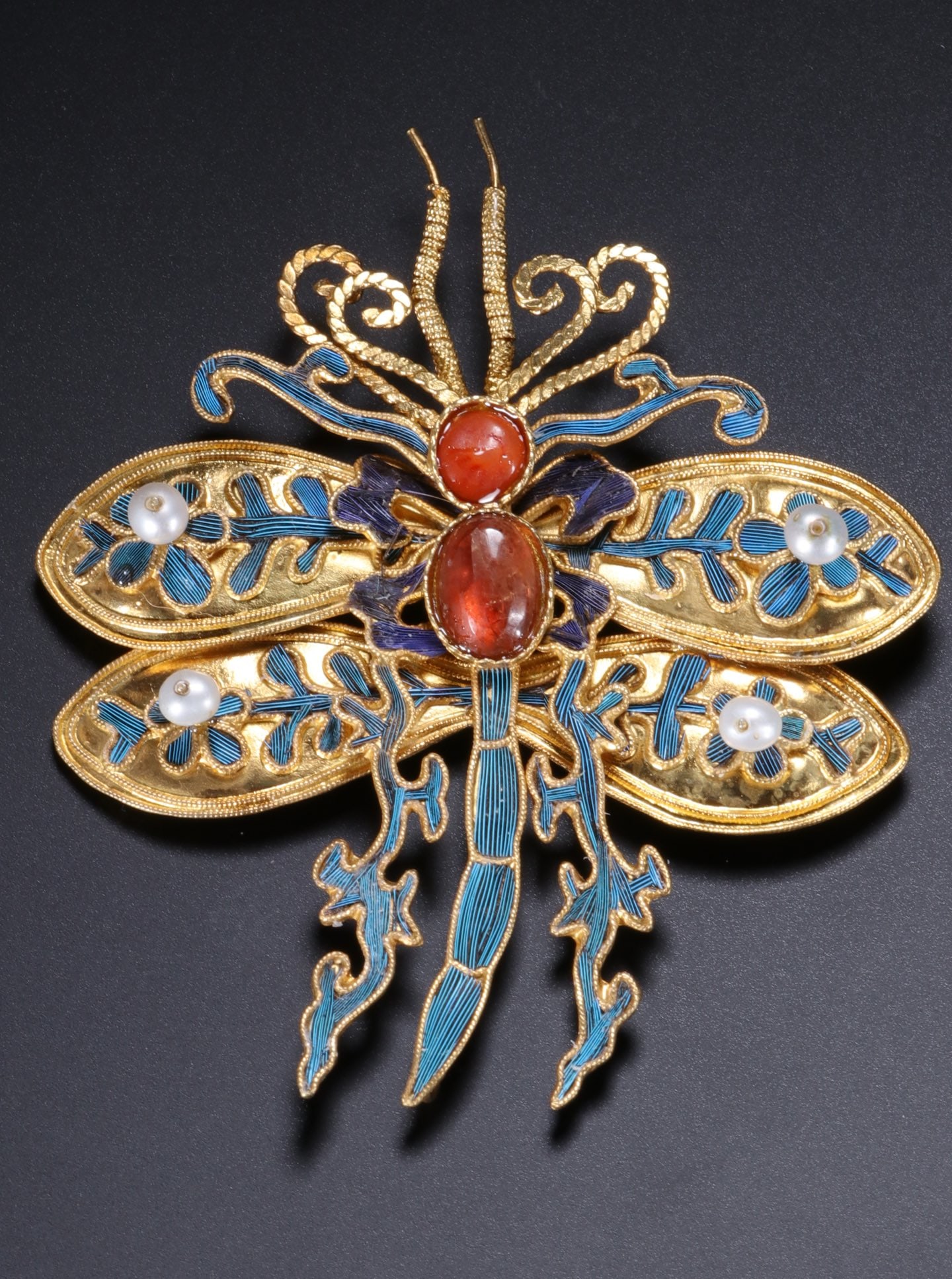 An Exquisite Gilt Bronze Inlaid Gems Ornament: An Exquisite Gilt Bronze Inlaid Gems Ornament Qing Dynasty, China Size:6.5cmx5.5cm (The Dimensions Of All Batches Are Manually Measured.If You Need More Detailed Information, Please Contact Our Custom