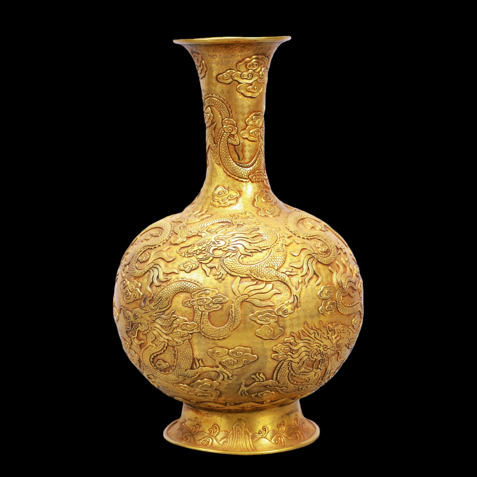 A Exquisite Gilt Bronze Dragon Pattern Auspicious Cloud Pattern Vase: A Exquisite Gilt Bronze Dragon Pattern Auspicious Cloud Pattern Vase Qing Dynasty, China Size:17cmx30cm Weight:1850g (The Dimensions Of All Batches Are Manually Measured.If You Need More Detailed Info