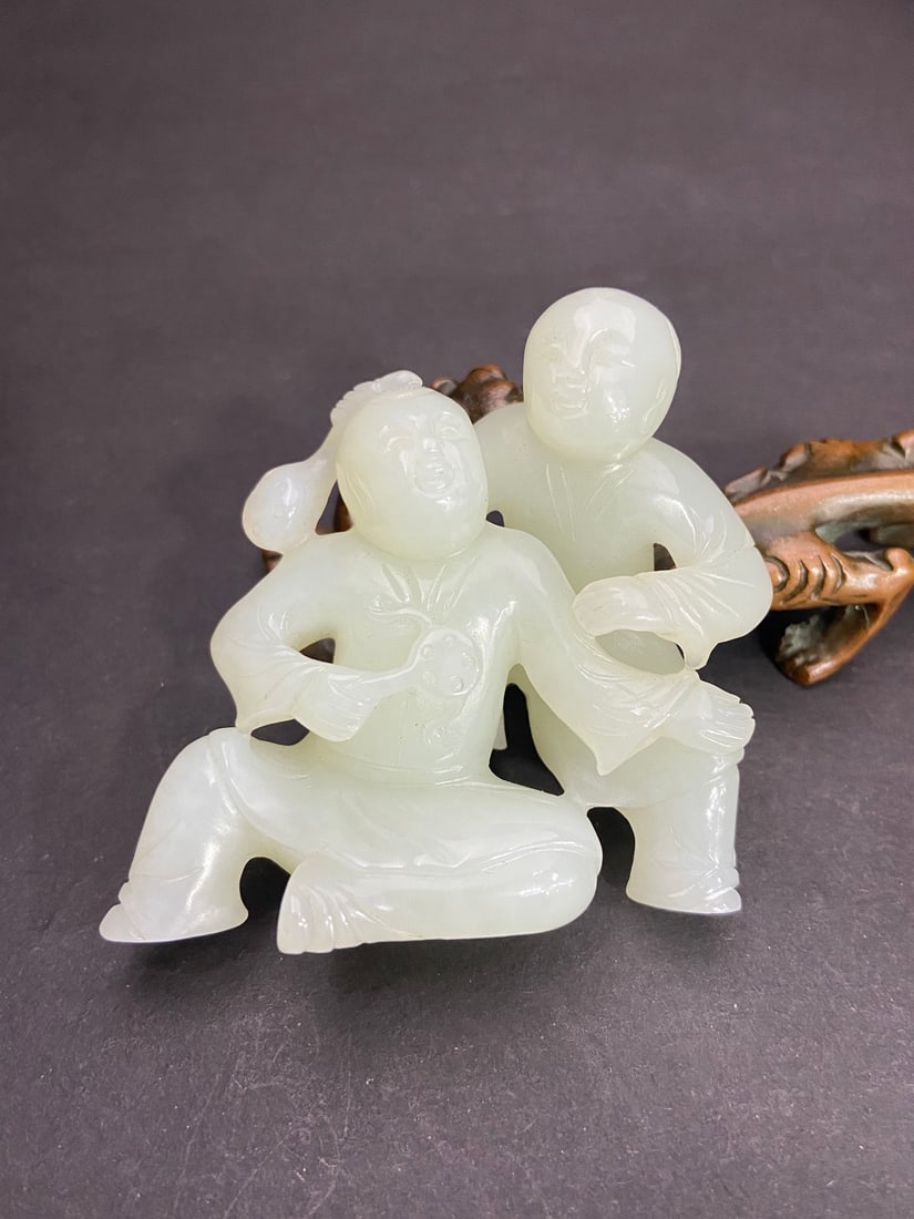 An Exquisite White Jade Figure Hand Piece: An Exquisite White Jade Figure Hand Piece Qing Dynasty, China Size:5.9cmx6.3cmx2.8cm Weight:85g (The Dimensions Of All Batches Are Manually Measured.If You Need More Detailed Information, Please Conta