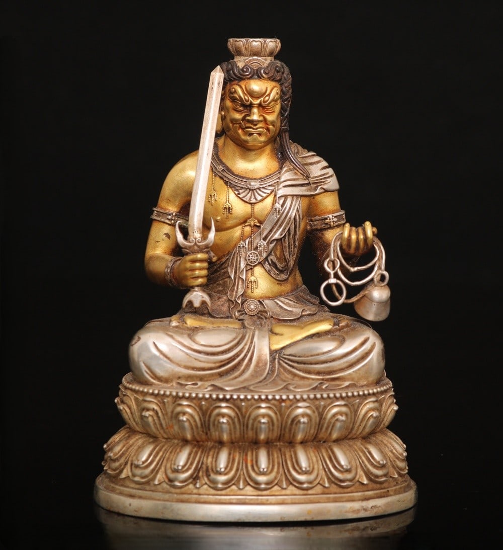 An Exquisite Gilt Bronze Silver Statue of Bodhisattva Ornament: An Exquisite Gilt Bronze Silver Statue of Bodhisattva Ornament Ming Dynasty, China Size:10.5cmx7cm Weight:549g (The Dimensions Of All Batches Are Manually Measured.If You Need More Detailed Informatio