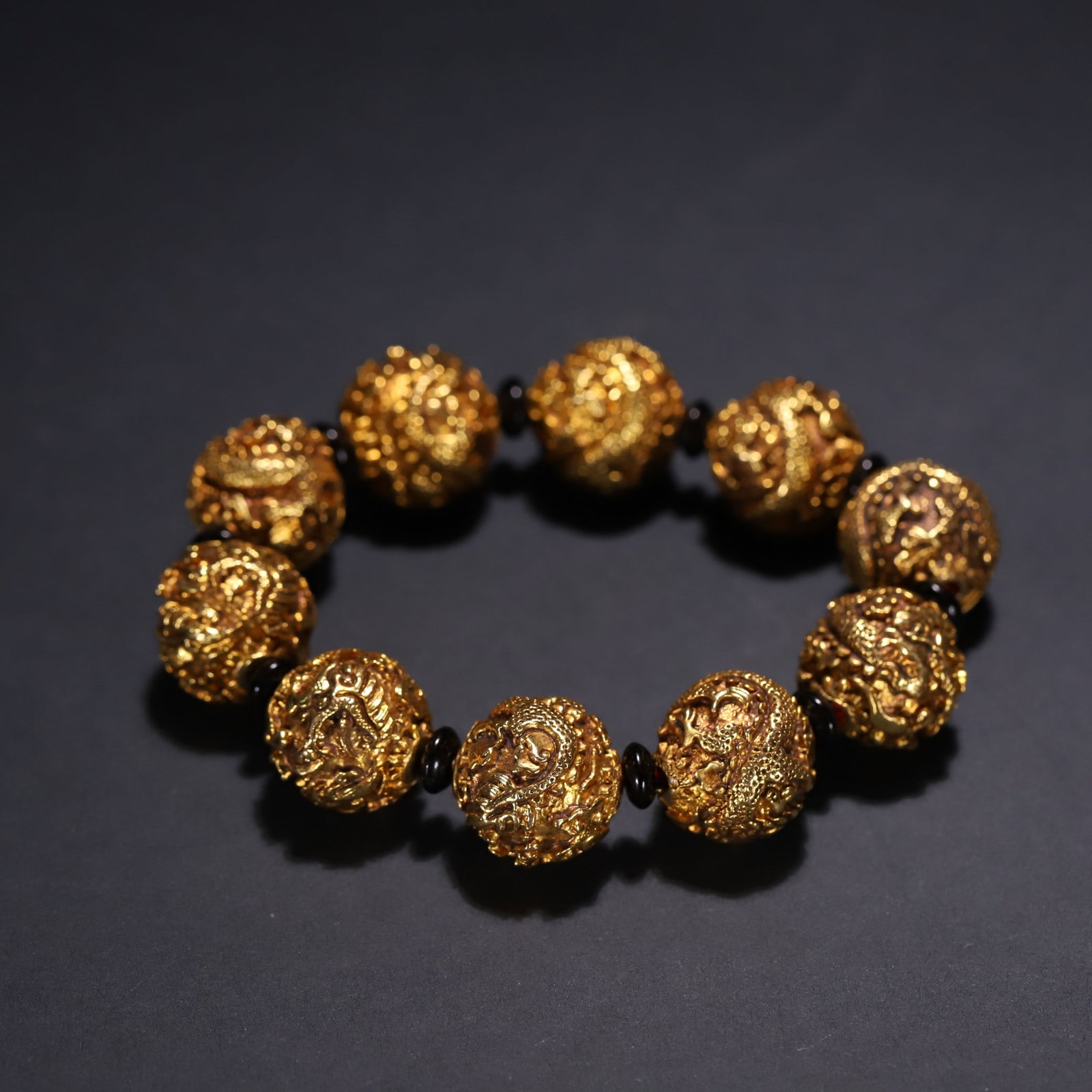 An Exquisite Gilt Bronze Dragon Pattern Bracelets: An Exquisite Gilt Bronze Dragon Pattern Bracelets Qing Dynasty, China Size:1.65cm Weight:169.6g (The Dimensions Of All Batches Are Manually Measured.If You Need More Detailed Information, Please Conta