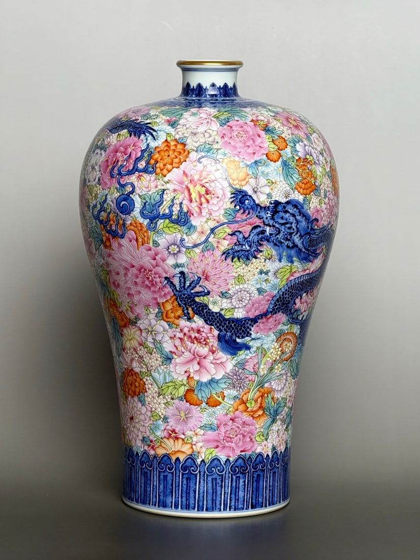 An Exquisite Blue and White Painted Gold Flower Pattern Dragon Pattern Vase: An Exquisite Blue and White Painted Gold Flower Pattern Dragon Pattern Vase Qing Dynasty, China Qianlong Six-character Mark Size:36.2cmx20.6cm (The Dimensions Of All Batches Are Manually Measured.If Y