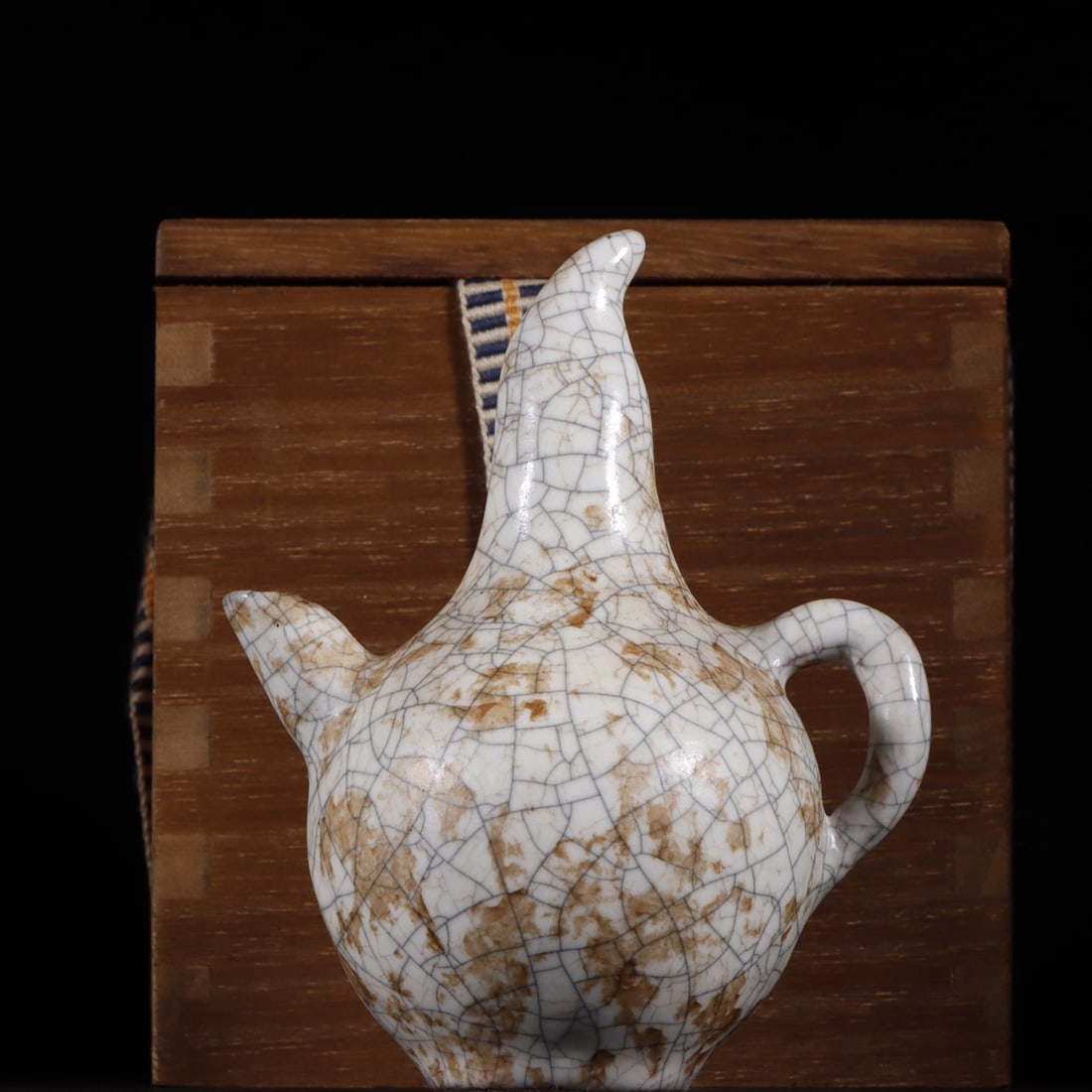 An Exquisite Ge yao Water Pot: An Exquisite Ge yao Water Pot Song Dynasty, China Size:10.6cmx8.5cm (The Dimensions Of All Batches Are Manually Measured.If You Need More Detailed Information, Please Contact Our Customer Service