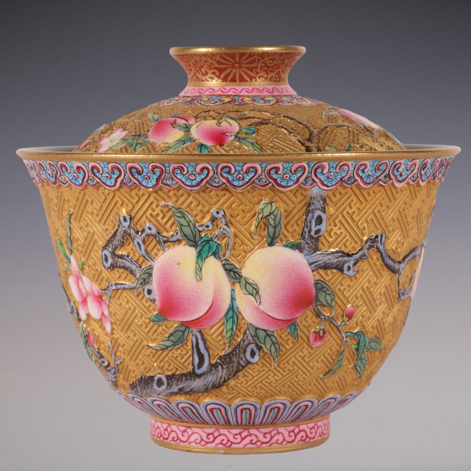 An Exquisite Enamel Bats and Peach Pattern Bowl: An Exquisite Enamel Bats and Peach Pattern Bowl Qing Dynasty, China Yongzheng Four-character Mark Size:8cmx9.5cm (The Dimensions Of All Batches Are Manually Measured.If You Need More Detailed Informat