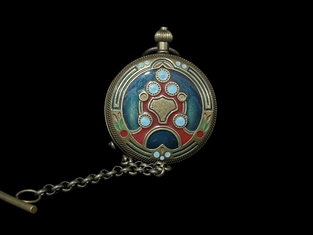 An Exquisite Bronze Inlaid Gems Pocket watch: An Exquisite Bronze Inlaid Gems Pocket watch Qing Dynasty, China Size:5.5cm (The Dimensions Of All Batches Are Manually Measured.If You Need More Detailed Information, Please Contact Our Customer Serv