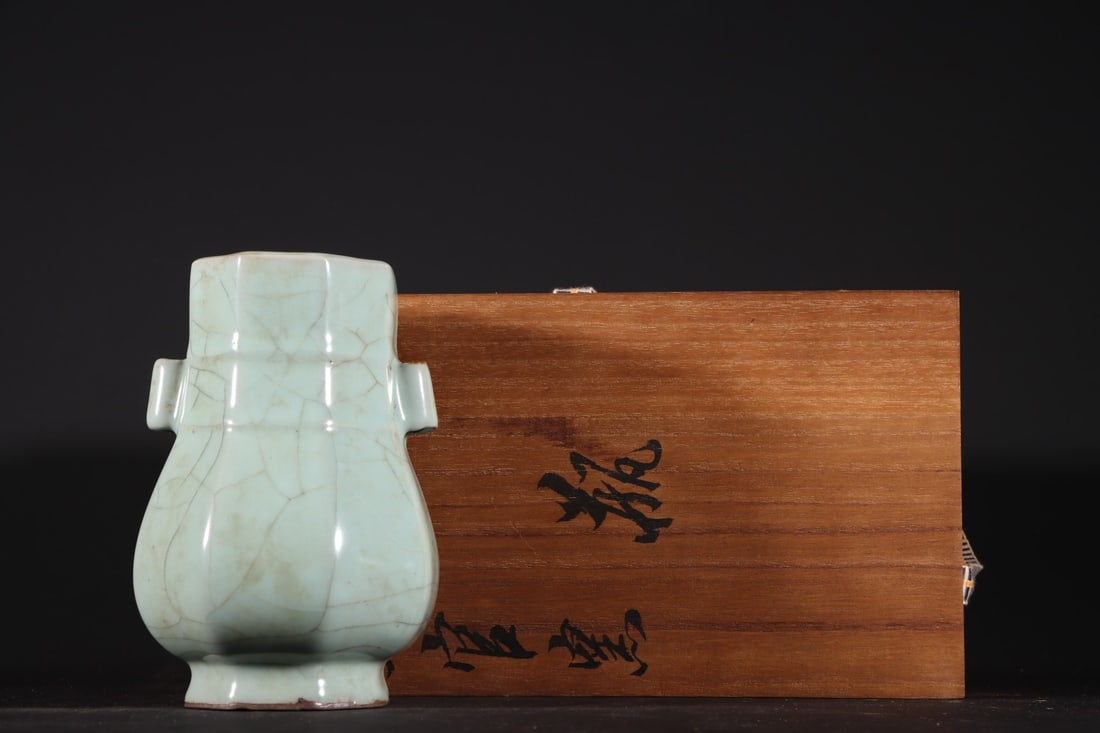 An Exquisite Guan yao Celadon Glazed Double-Ears Vase: An Exquisite Guan yao Celadon Glazed Double-Ears Vase Song Dynasty, China Size:14.5cmx10cm (The Dimensions Of All Batches Are Manually Measured.If You Need More Detailed Information, Please Contact Ou