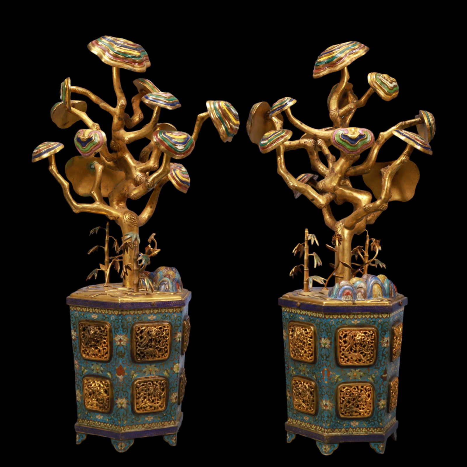A Exquisite A pair of Cloisonne Lotus Pattern Bonsai Ornament: A Exquisite A pair of Cloisonne Lotus Pattern Bonsai Ornament Qing Dynasty, China Jiaqing Four-character Mark Size:21cmx60cm Weight:10950g (The Dimensions Of All Batches Are Manually Measured.If You N