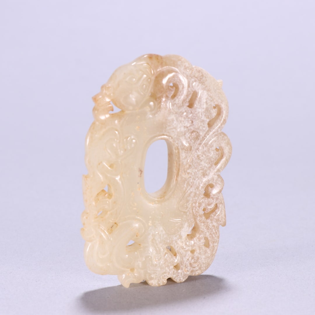 An Exquisite White Jade Chi-Dragon Pattern Ornament: An Exquisite White Jade Chi-Dragon Pattern Ornament Han Dynasty, China Size:7.3cmx4.8cm Weight:49.3g (The Dimensions Of All Batches Are Manually Measured.If You Need More Detailed Information, Please 