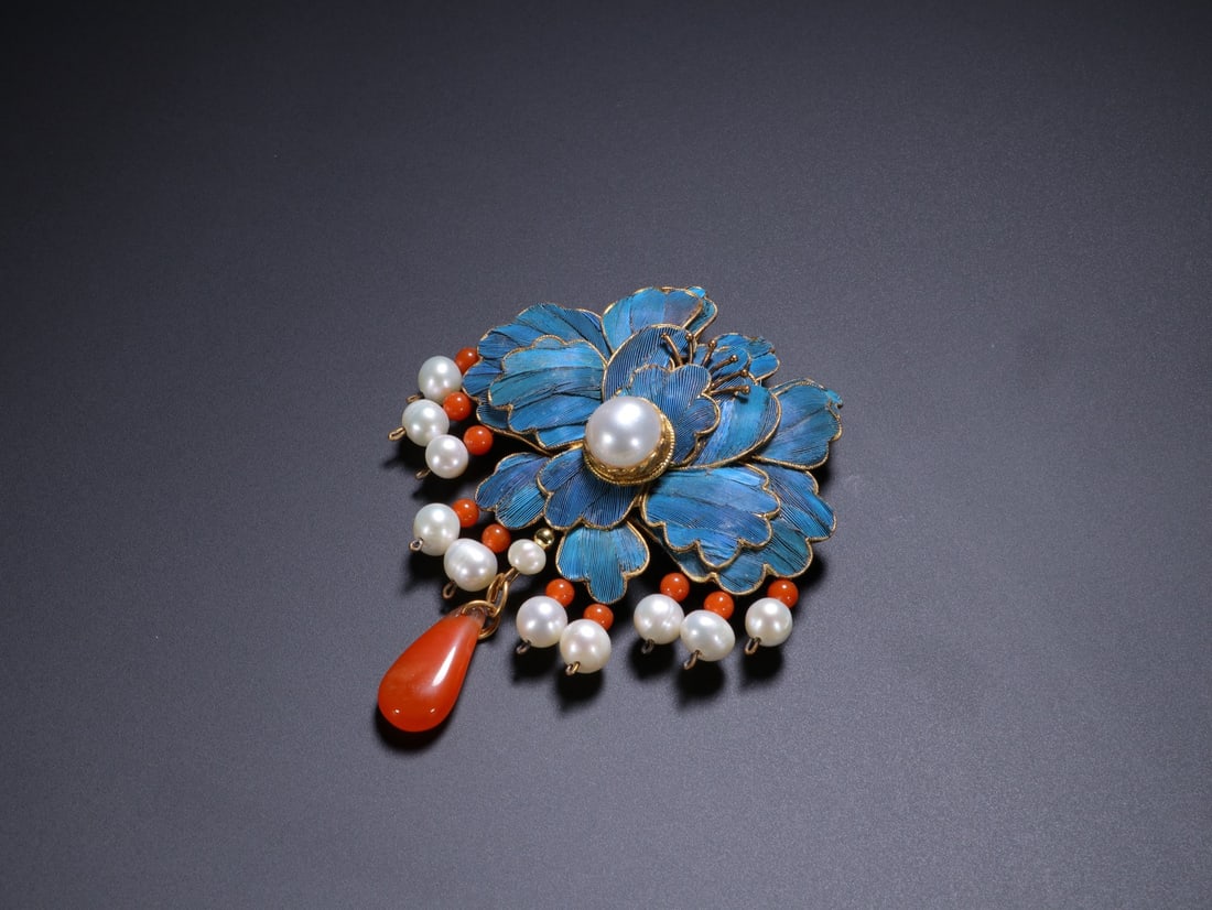 An Exquisite Gilt Bronze Inlaid Gems Ornament: An Exquisite Gilt Bronze Inlaid Gems Ornament Qing Dynasty, China Size:7.2cmx6cm (The Dimensions Of All Batches Are Manually Measured.If You Need More Detailed Information, Please Contact Our Customer