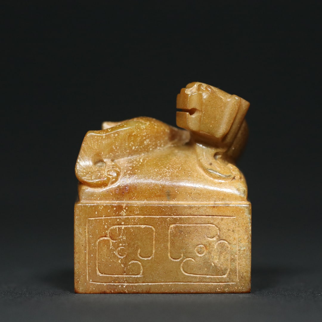 An Exquisite White Jade Dragon Pattern Seal: An Exquisite White Jade Dragon Pattern Seal Han Dynasty, China Size:4cmx3.4cmx3.3cm Weight:87.2g (The Dimensions Of All Batches Are Manually Measured.If You Need More Detailed Information, Please Cont