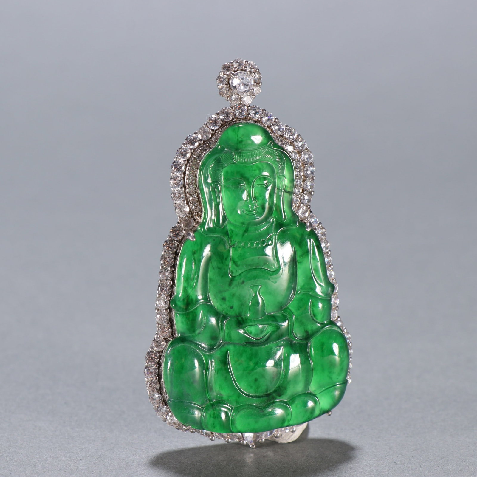 An Exquisite Jadeite Statue of Avalokitesvara Pendant: An Exquisite Jadeite Statue of Avalokitesvara Pendant Qing Dynasty, China Size:6.9cmx3.8cm Weight:22.6g (The Dimensions Of All Batches Are Manually Measured.If You Need More Detailed Information, Plea