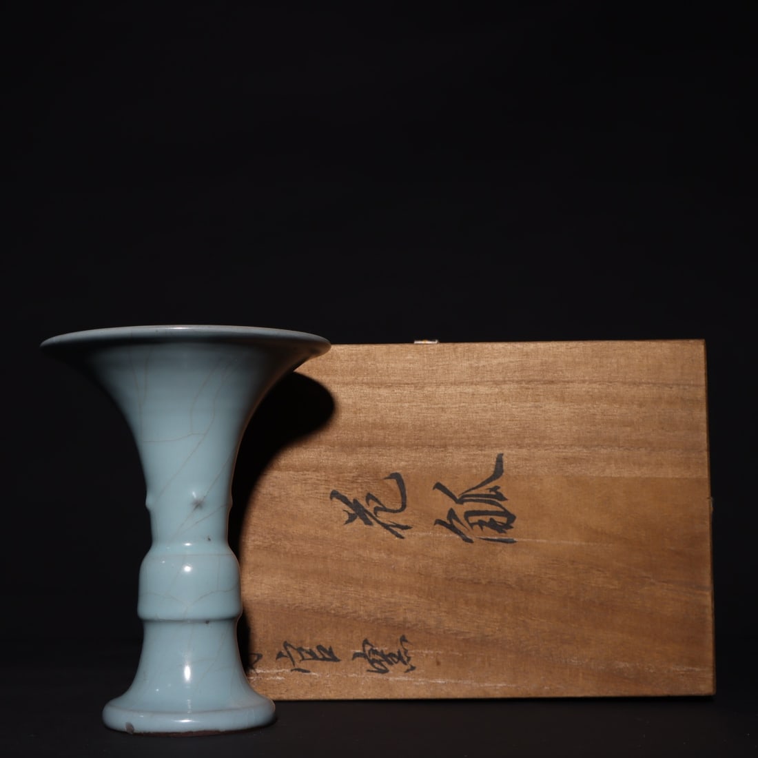 An Exquisite Guan yao Celadon Glazed Vase: An Exquisite Guan yao Celadon Glazed Vase Song Dynasty, China Size:17cmx13.6cm (The Dimensions Of All Batches Are Manually Measured.If You Need More Detailed Information, Please Contact Our Customer S