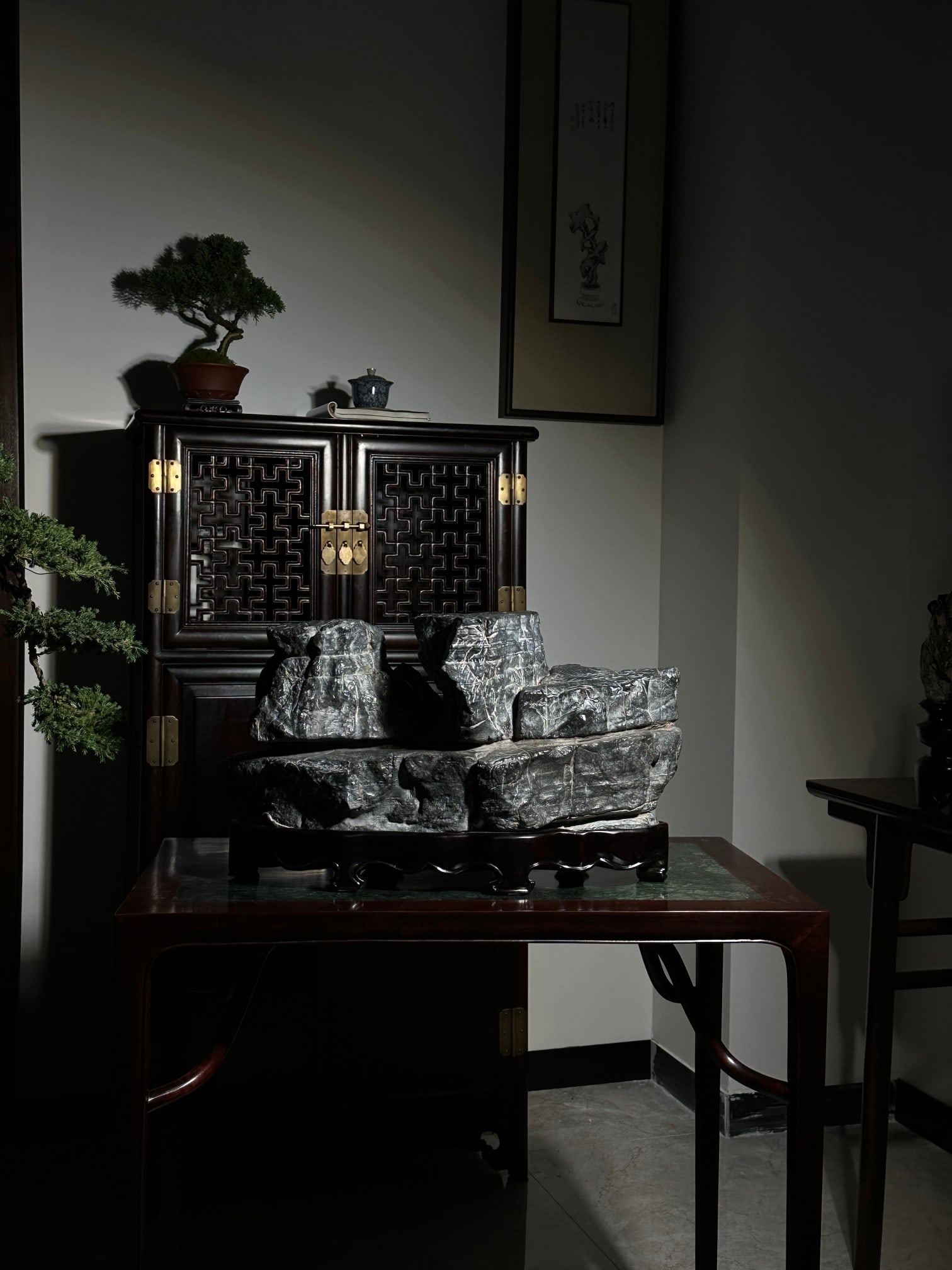 An Exquisite Lingbi Stone Rockery Ornament: An Exquisite Lingbi Stone Rockery Ornament Qing Dynasty, China Size:57cmx33cmx25cm (The Dimensions Of All Batches Are Manually Measured.If You Need More Detailed Information, Please Contact Our Custom