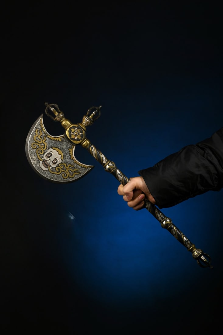 An Exquisite Iron Cover with Gold Silver Axe Ornament (1 of 9)