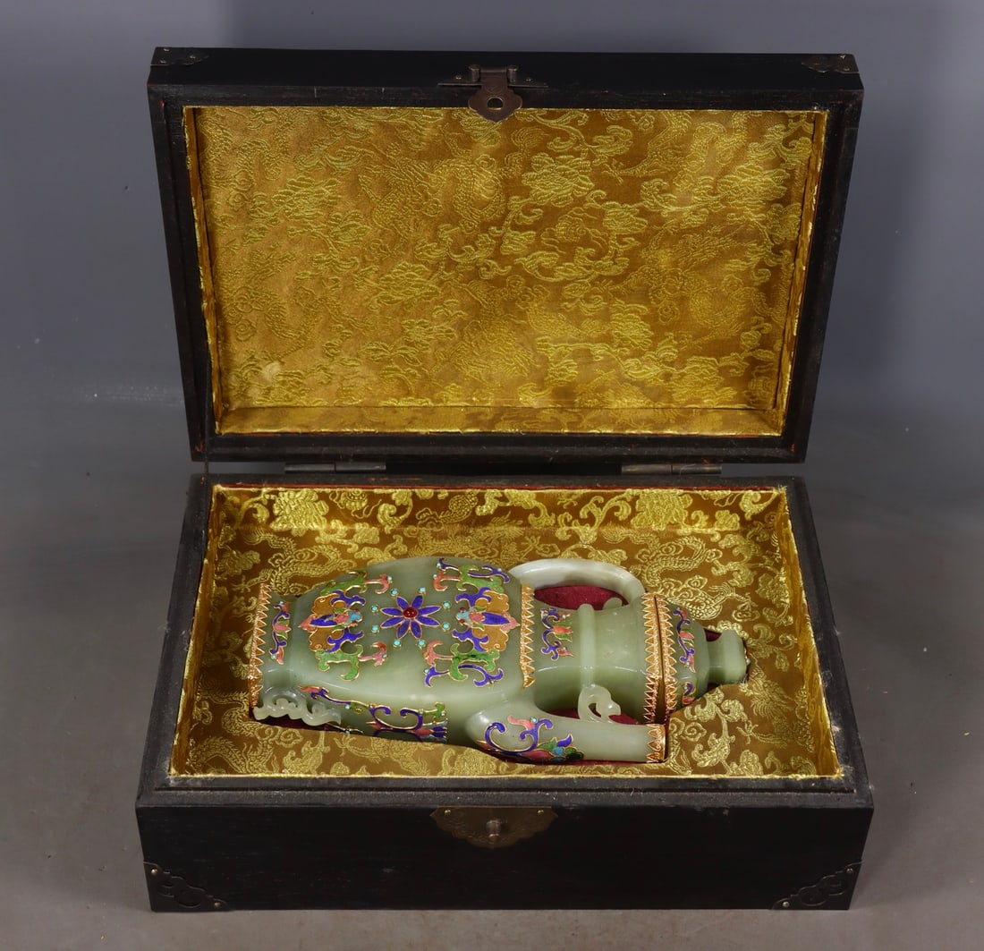 An Exquisite White Jade Cover with Gold Inlaid Gems Flower Pattern Ewer: An Exquisite White Jade Cover with Gold Inlaid Gems Flower Pattern Ewer Qing Dynasty, China Size:23.5cmx12cmx5.5cm Weight:1010g (The Dimensions Of All Batches Are Manually Measured.If You Need More De
